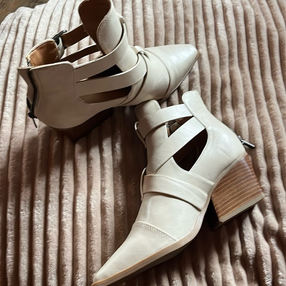 BNWOB Yellow Box Bone Ankle Boots